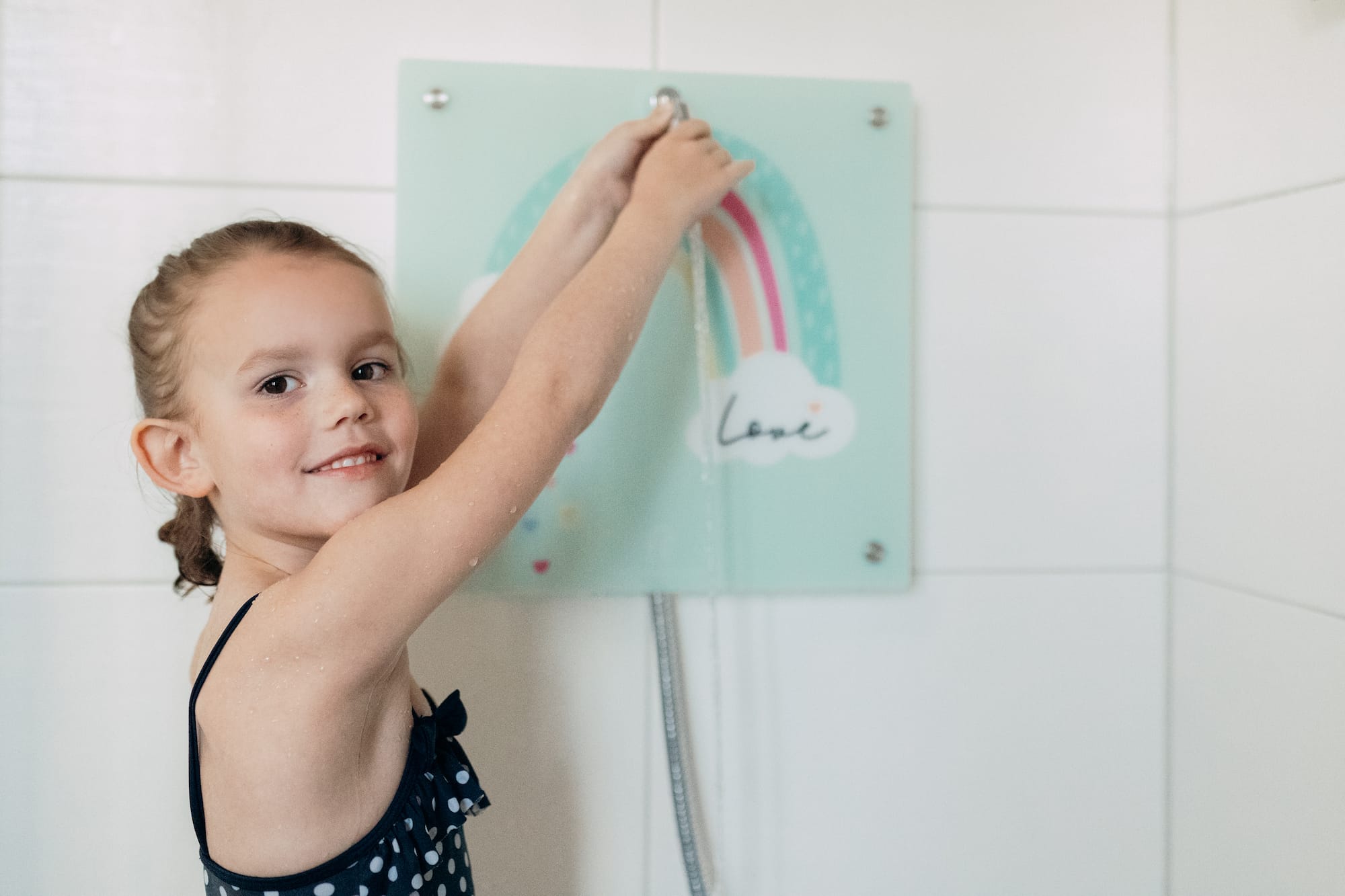 Wie oft sollten Kinder duschen oder baden?