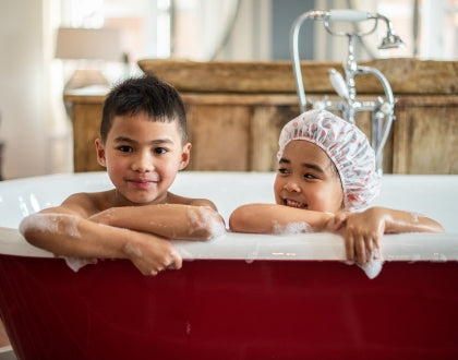 Wie oft sollten Kinder duschen oder baden?