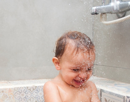 Eine Kinderdusche als Badespielzeug